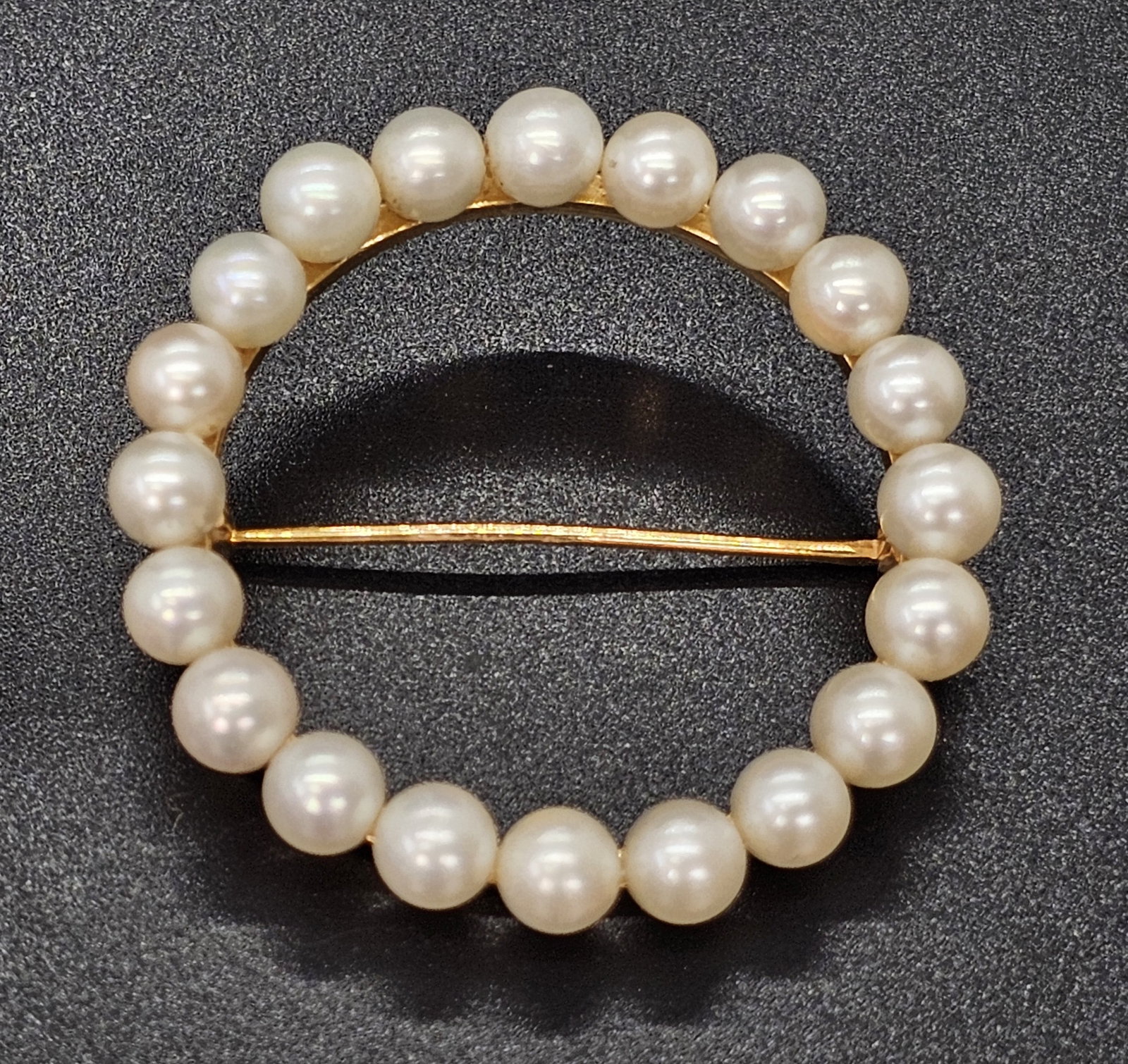 Vintage 14K Yellow Gold & Pearl Circle Brooch: Details: The brooch features a circle of small pearls all set into a 14K yellow gold base. Material: 14K Yellow GoldBrand/Designer: Unknown / UnmarkedCondition: Good overall v