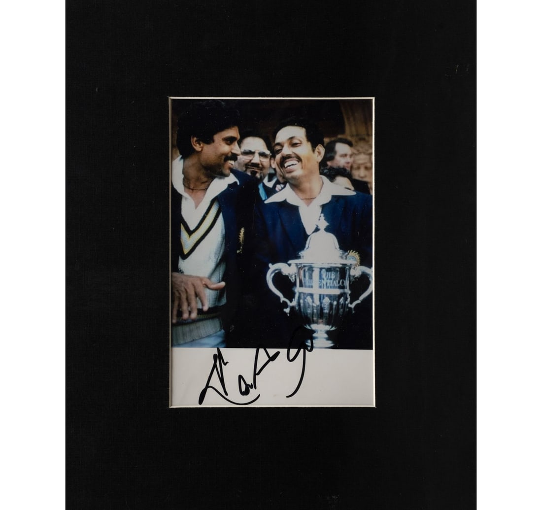 1983 CRICKET WORLD CUP PHOTOGRAPH SIGNED BY KAPIL DEV WITH MOHINDER AMARNATH - 2