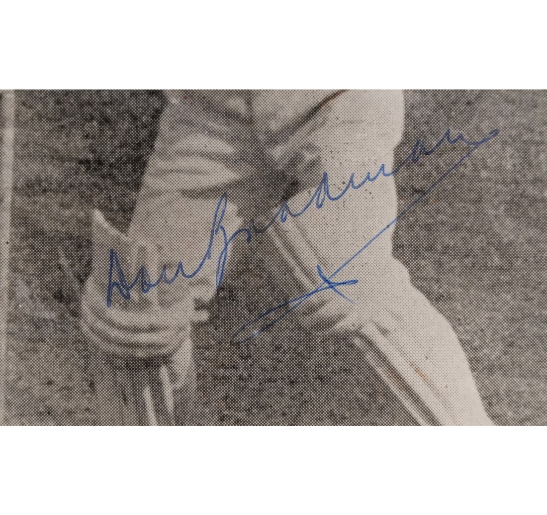 A SIGNED B/W PHOTOGRAPH OF SIR DONALD BRADMAN - 3
