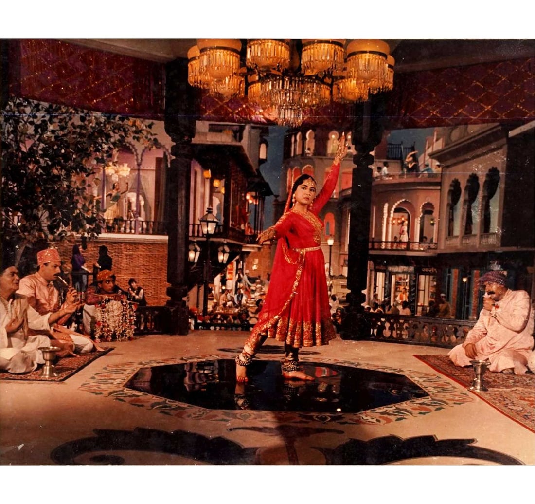 RARE ORIGINAL INDIAN CINEMA LOBBY CARD FLIM PAKEEZAH: A VIBRANT COLOURFUL LOBBY CARD - 4
