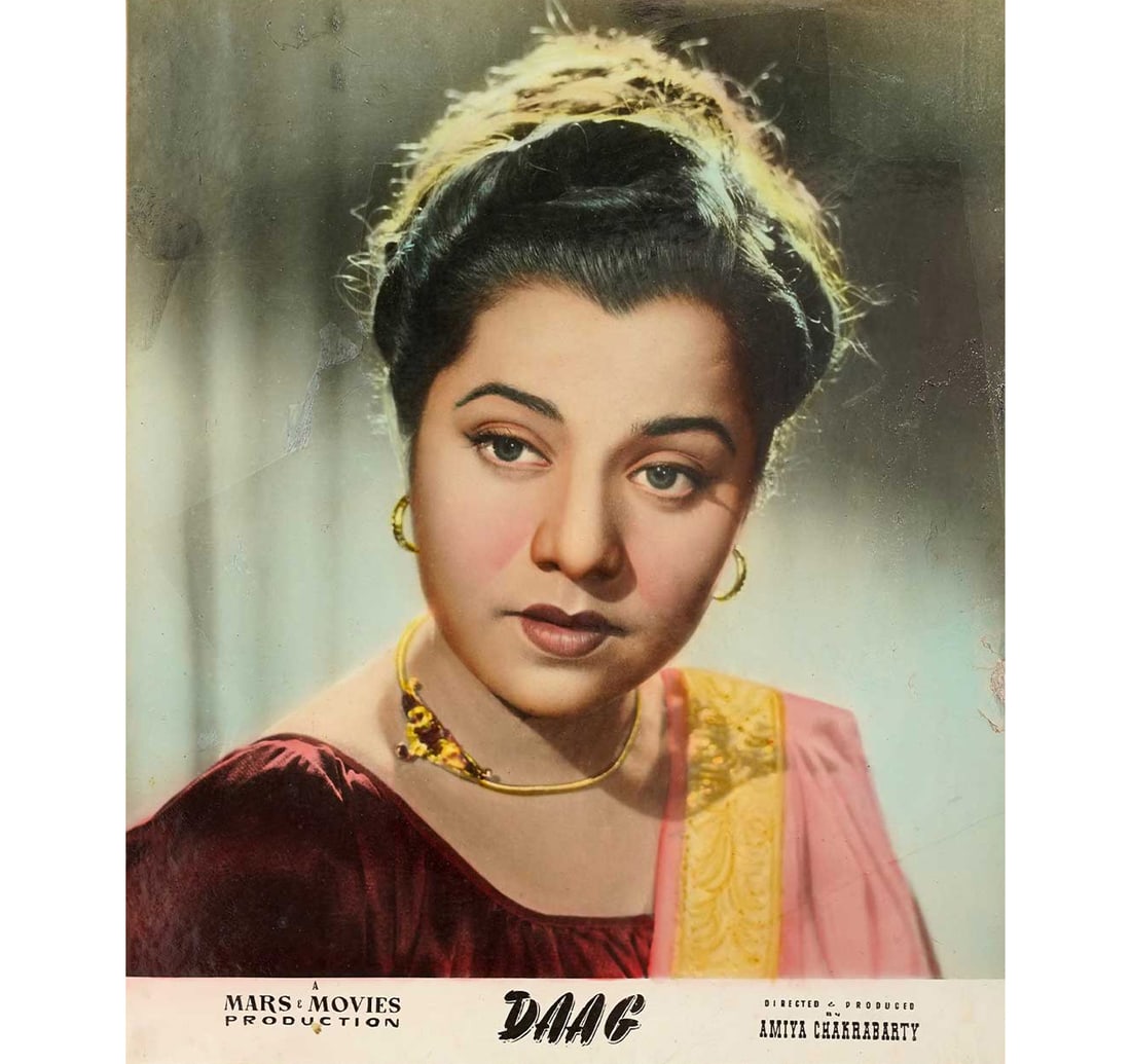 RARE ORIGINAL INDIAN CINEMA LOBBY CARD FLIM DAAG: A COLORED LOBBY CARD: Size: 31 x 36 cm (12.2 x 14 Inches) Released Year: 1952 This beautifully composed portrait features actress nimmi in studio-style close-up capturing under stated eligence that define the golden era