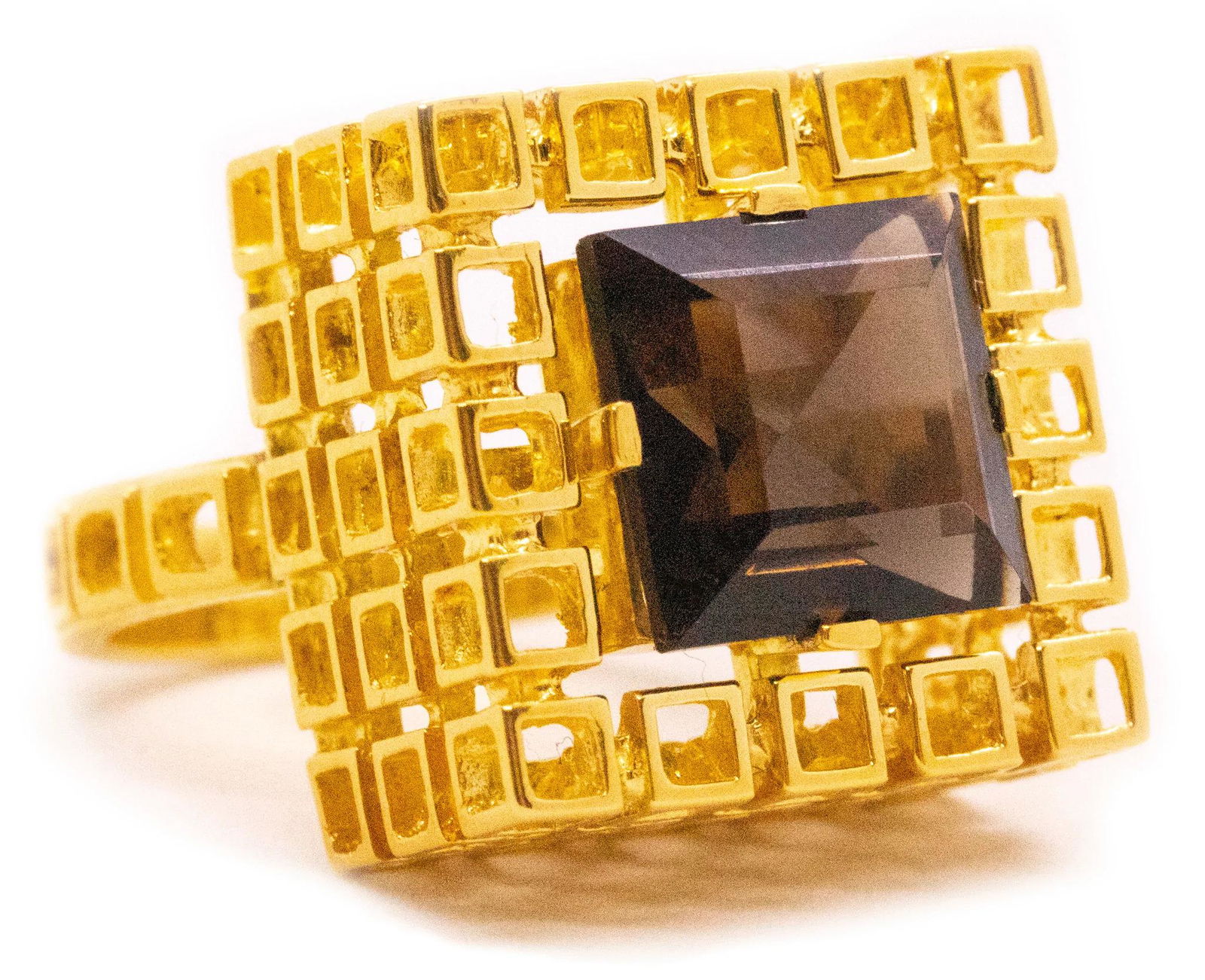 Modernist Ring in the manner of Andrew Grima in 14 kt gold with topaz: An sculptural three-dimensional piece, created back in the 1970 in the manner of Andrew Grima. It is a studio one-of-a-kind ring crafted in solid yellow gold of 14 karats, with high polished finish. T