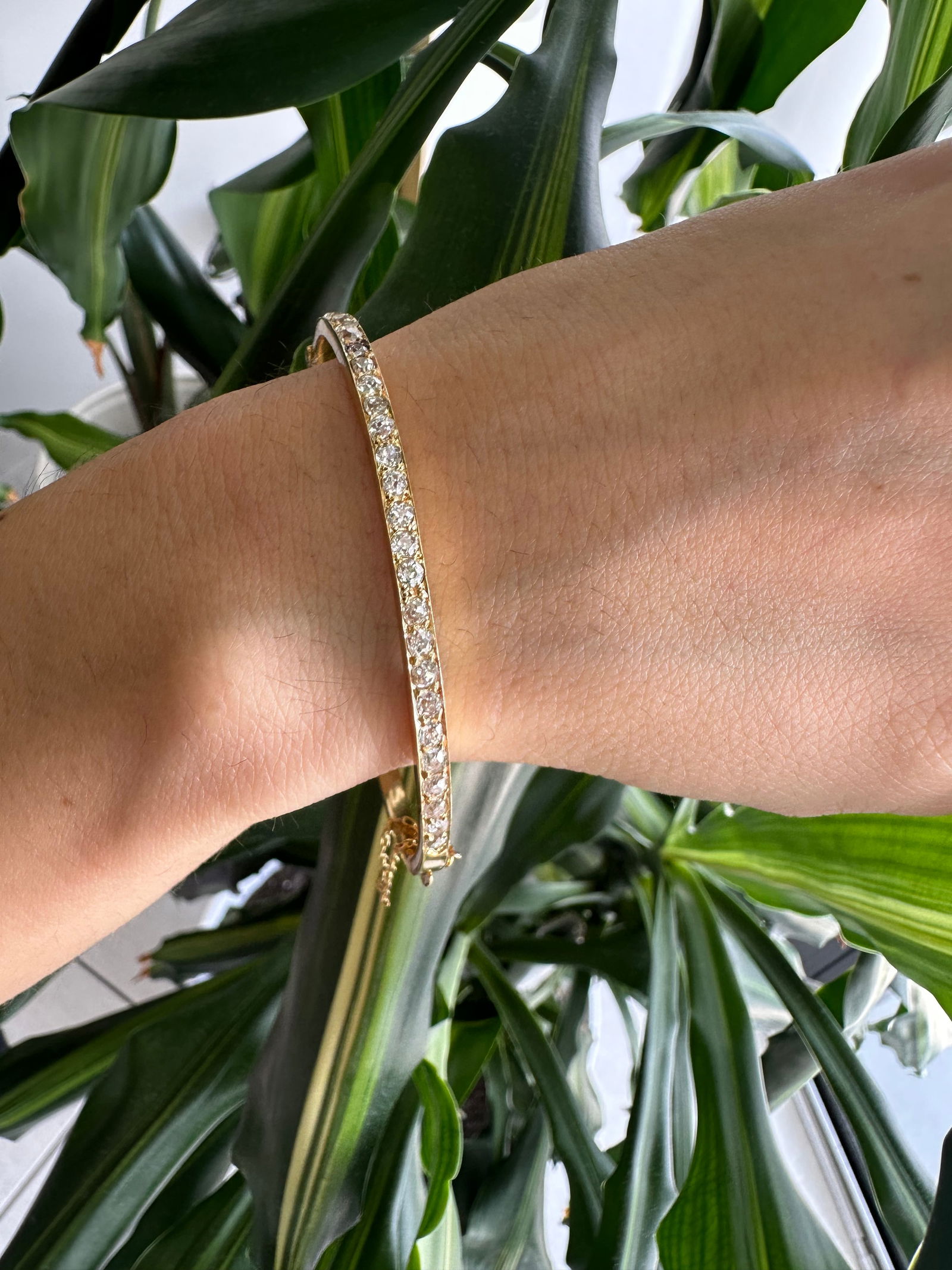 2.00 Cts in Diamonds 18kt Gold antique bangle (1 of 4)