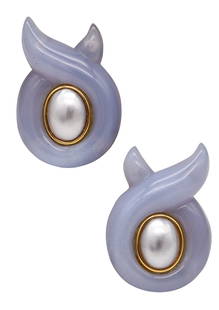 Verdura Milan Free Forms Clip Earrings In 18Kt Gold With Carved Blue Lace Agate: A very rare classic pair of clips earrings, created in Milan Italy by the renowned jewelry house of Verdura. These aesthetic rare earrings has been crafted af a left and right in solid yellow gold of