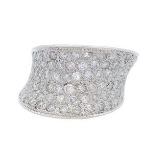 Modern 18kt white Gold Ring with 3.00 Cts in Diamonds