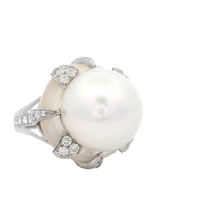 Modern 18kt Gold Ring with Diamonds and Pearl