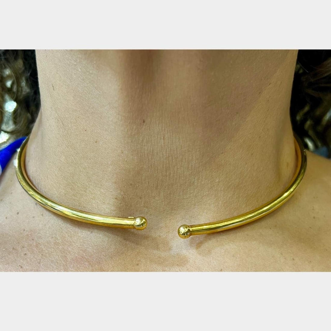 LALAOUNIS 18K Yellow Gold Chocker Necklace: LALAOUNIS 18K Yellow Gold Choker Necklace, weighing 25.1 grams. This exquisite piece showcases the craftsmanship and elegance characteristic of LALAOUNIS jewelry. The choker is designed to be worn alo