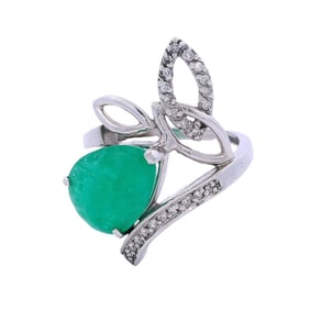 18kt white Gold Ring with a 5.50 Cts Emerald and Diamonds