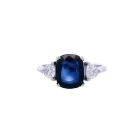 18kt Gold Ring with Blue Sapphire and Diamonds