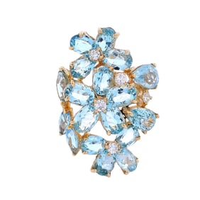 18kt flower Ring with Aquamarines and Diamonds