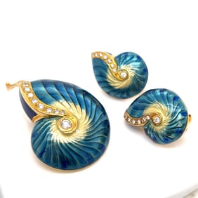 18K Yellow Gold Earring and Pendant Enamel Shell Set with Diamonds