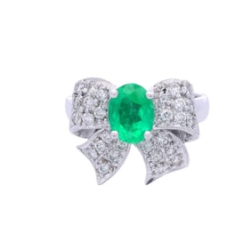18kt white Gold Bow Ring with Emerald and Diamonds