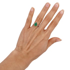Solitaire 14kt white Gold Ring with Emerald and Diamonds