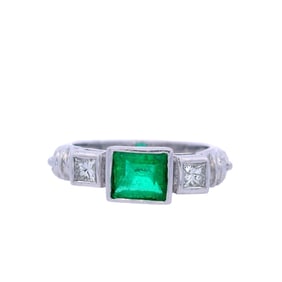 18kt white Gold Band Ring with Diamonds and Emerald