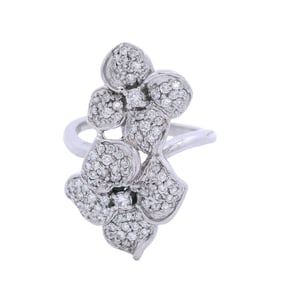 18kt White Gold Flower Ring width Diamonds