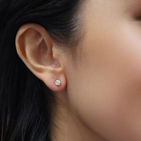 Studs in 14kt white Gold with 0.70 Cts in Diamonds