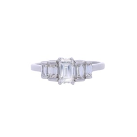 Elegant 18kt white Gold Ring with 1.00 Cts in Five Baguette Diamonds