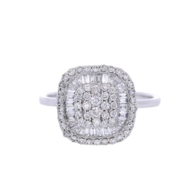 14kt white Gold Engagement ring with Diamonds