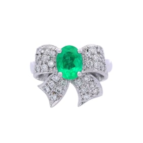 18kt whit Gold Bow Ring with Emerald and Diamonds