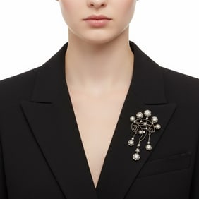 Antique 18kt yellow and Platinum Brooch with 2.50 Cts in Diamonds