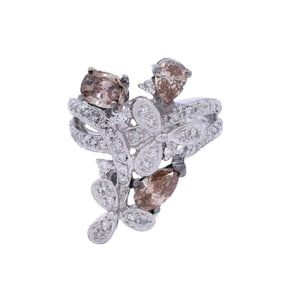 18kt white Gold Ring with 1.86 Ctw in White & Champagne Diamonds
