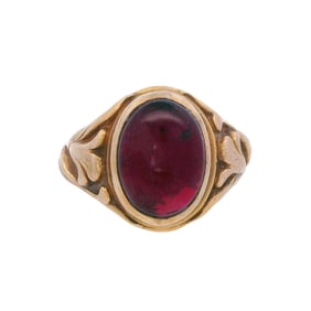 Victorain 14kt yellow Gold Signet Ring with Garnet