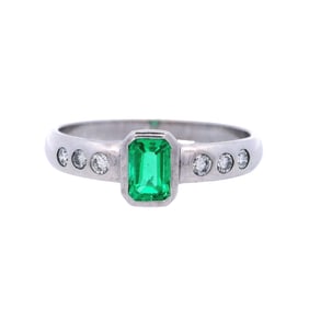 18kt white Gold Ring with High Quality Emerald & Diamonds