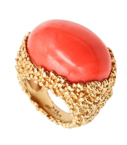 GREGORY MIKAELIAN 1970 Modernist Cocktail Ring In 18Kt Gold With Huge Coral