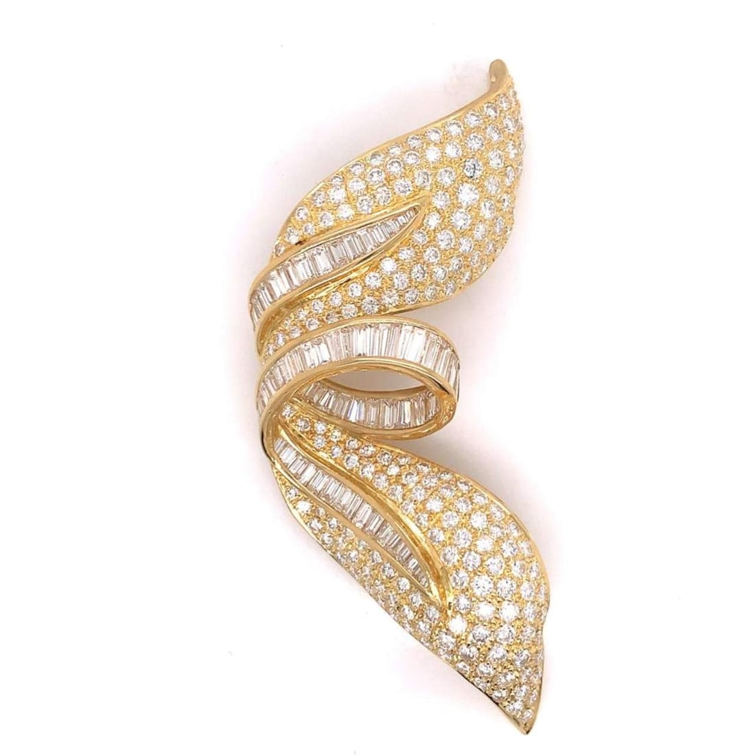 Midcentury 18kt yellow Gold Brooch with 20.15 Ct Diamond: Striking 18K yellow gold diamond brooch in an elegant ribbon/leaf swirl design, set with a Total of approximately 20.15 carats of diamonds: 12.90 carats of round brilliant-cut diamonds and 7.25 carats