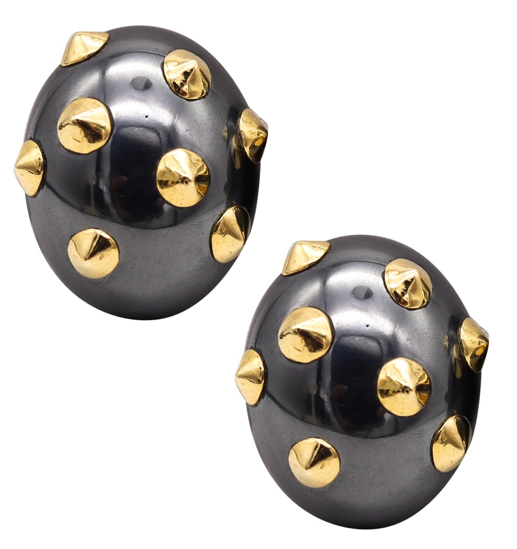 ANGELA CUMMINGS Studios Rare Geometric Spikes Clip Earrings In 18Kt Gold With Hematite: A beautiful and very rare pair of geometric clip-on earrings by Angela Cummings, created in 1984 as an homage to the legendary French designer Suzanne Belperron. Expertly crafted in solid 18K yellow g