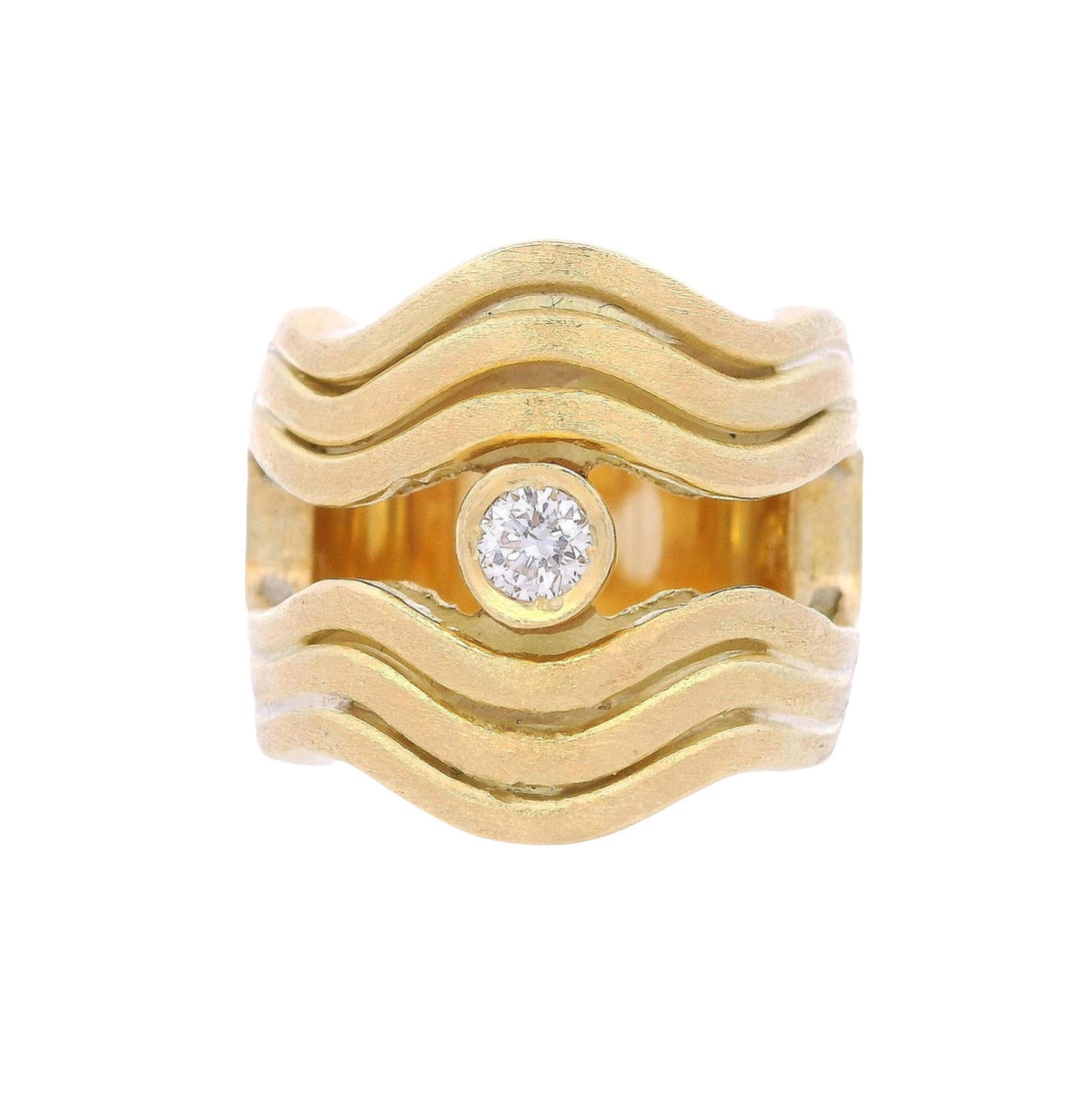CARLA AMORIM 18kt yellow Gold Ring with Diamond: Nice wavy Ring crafted in18kt yellow Gold with brushed finish, designed by the recognized Brazilian Jewelry Designed Carla Amorim, set with a center Round cut Diamond of Approx. 0.20 carats. H color,