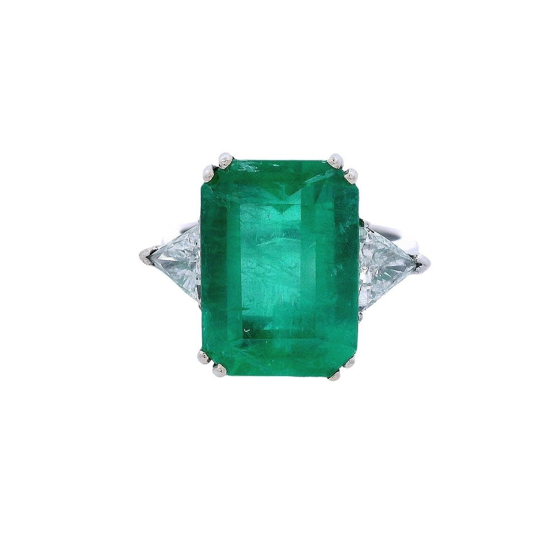 18kt white Gold Ring with 6.50 Cts Emerald & Diamonds GIA CERTIF.: Nice Cocktail Ring crafted from 18kt white Gold, set with a center emerald cut Brazilian Emerald weighing Approx. 6.51 carats. Along with two Trillion cut Diamonds weighing together Approx. 0.90 carat