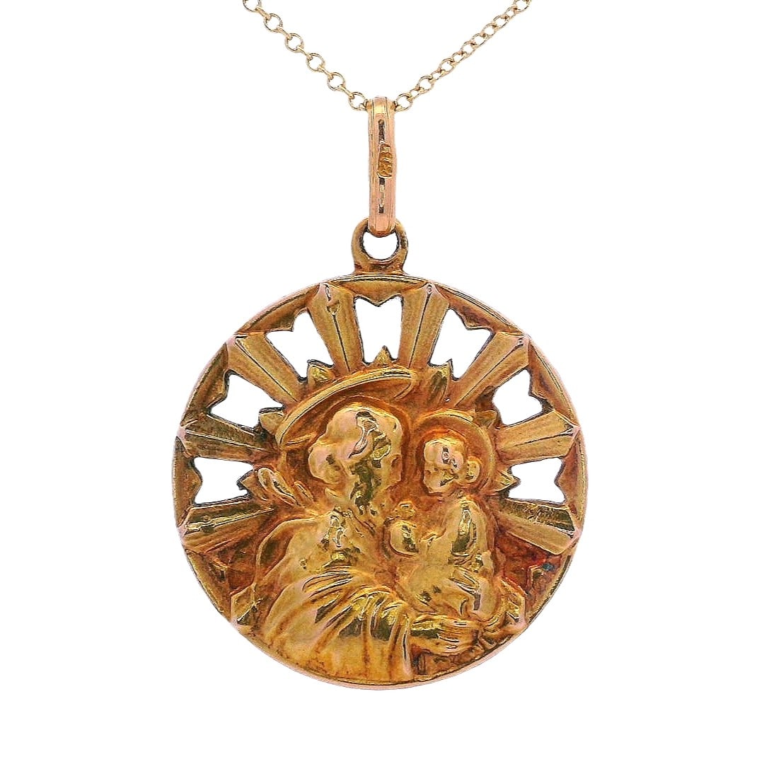 Art Nouveau 18kt yellow Gold Religious Pendant: Art Nouveau 18kt yellow Gold Religious Pendant. Diameter: 0.88 inches. Total weight: 2.9 grams.