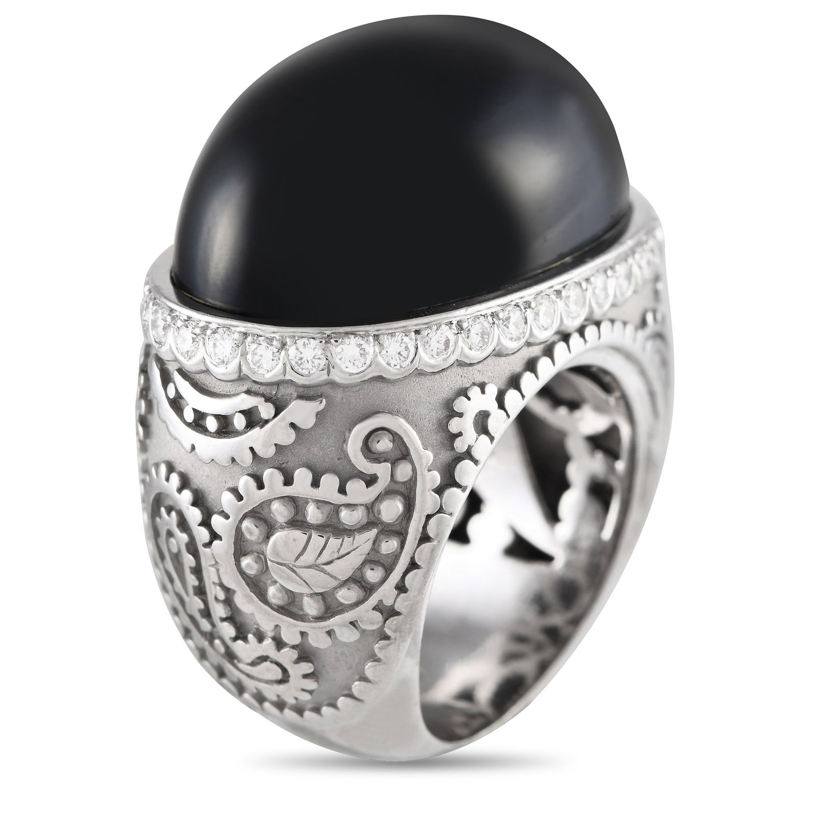 Carrera y Carrera 18K White Gold 0.35ct Diamond and Onyx Ring: Seemingly every inch of this Carrera Y Carrera is meant to make a statement. The opulent 18K White Gold setting comes to life thanks to an intricate, engraved paisley pattern and 0.35 carats of sparkl