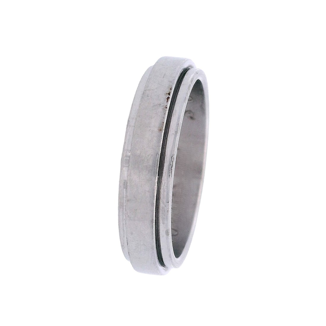 PIAGET Possession Turning Platinum Spinning Band Ring: Crafted in luminous platinum, this Piaget Possession spinning ring features a sleek, contemporary profile with a high-polish, mirror-like finish that catches the light with understated brilliance. The