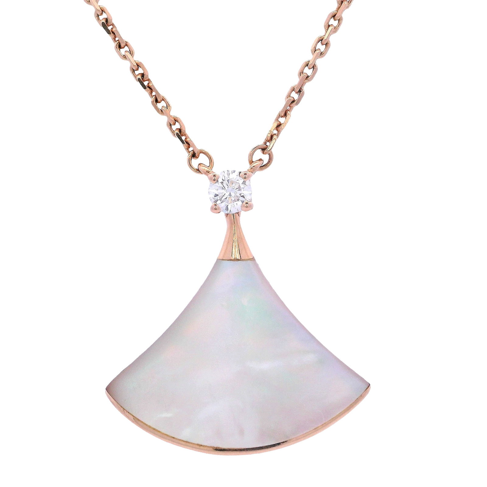 BVLGARI 18kt yellow Gold Divas Dream Necklace with Diamond and Mother of Pearl: BVLGARI Divas' Dream Necklace, contemporary design, weighing 6.0 grams, is crafted in 18kt yellow gold and features a single round brilliant-cut diamond weighing 0.10 carats, F color, VS clarity, set 