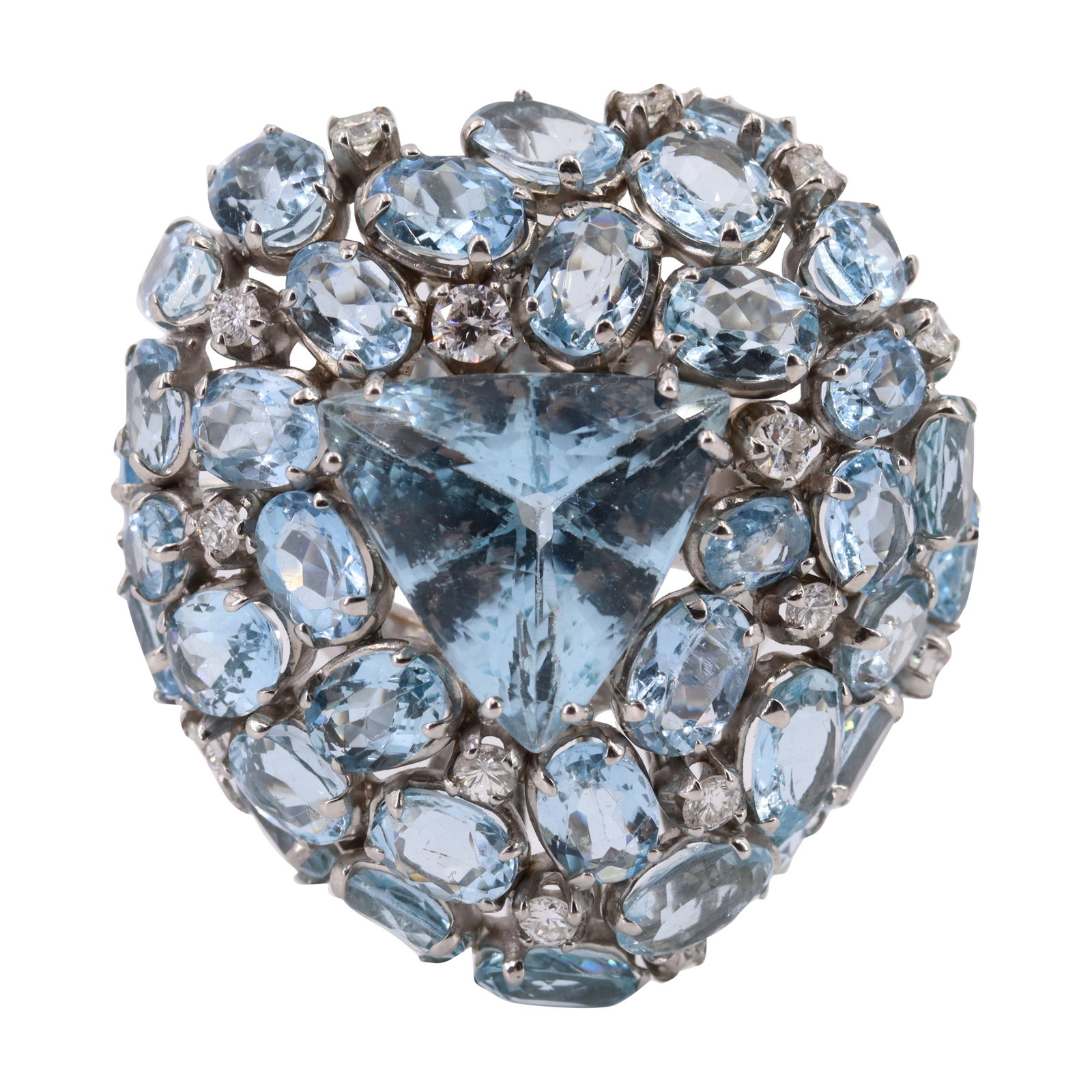 Cocktail Ring in 18kt gold with 35.4 Ctw in Aquamarines & Diamonds: The Contemporary Cocktail Ring from the 21st Century, weighing 24 grams, is crafted in 18k white gold and features natural aquamarines weighing approximately 34.5 carats embellished with round cut