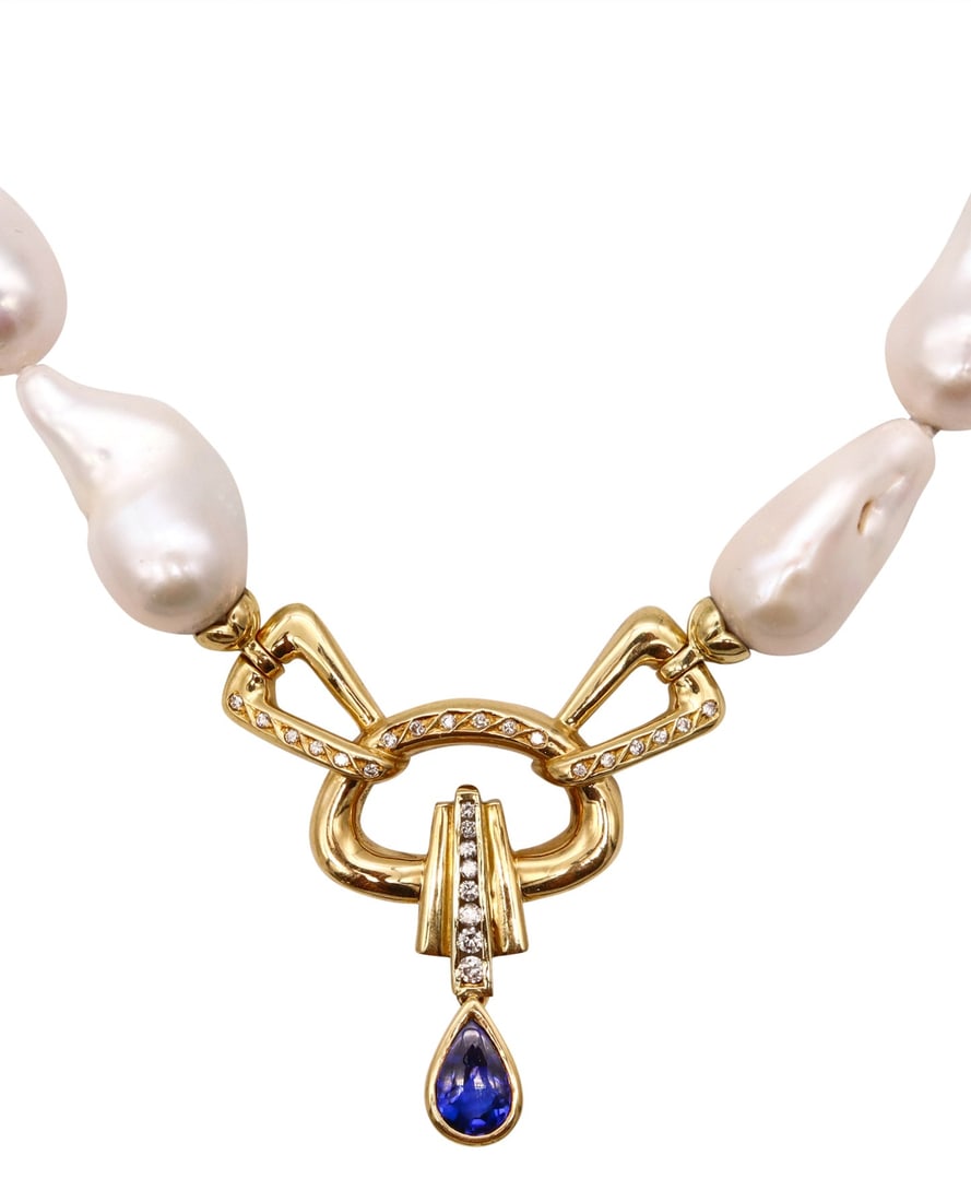 Italian Modern Necklace In 18Kt Yellow Gold With Baroque Pearls And 5.60 Cts In Diamonds And: Contemporary Italian necklace crafted with 18K yellow gold components, composed of 18 baroque free-form pearls measuring approx. 14 x 30mm and finished with a rounded fluted screw-closure locket. The 