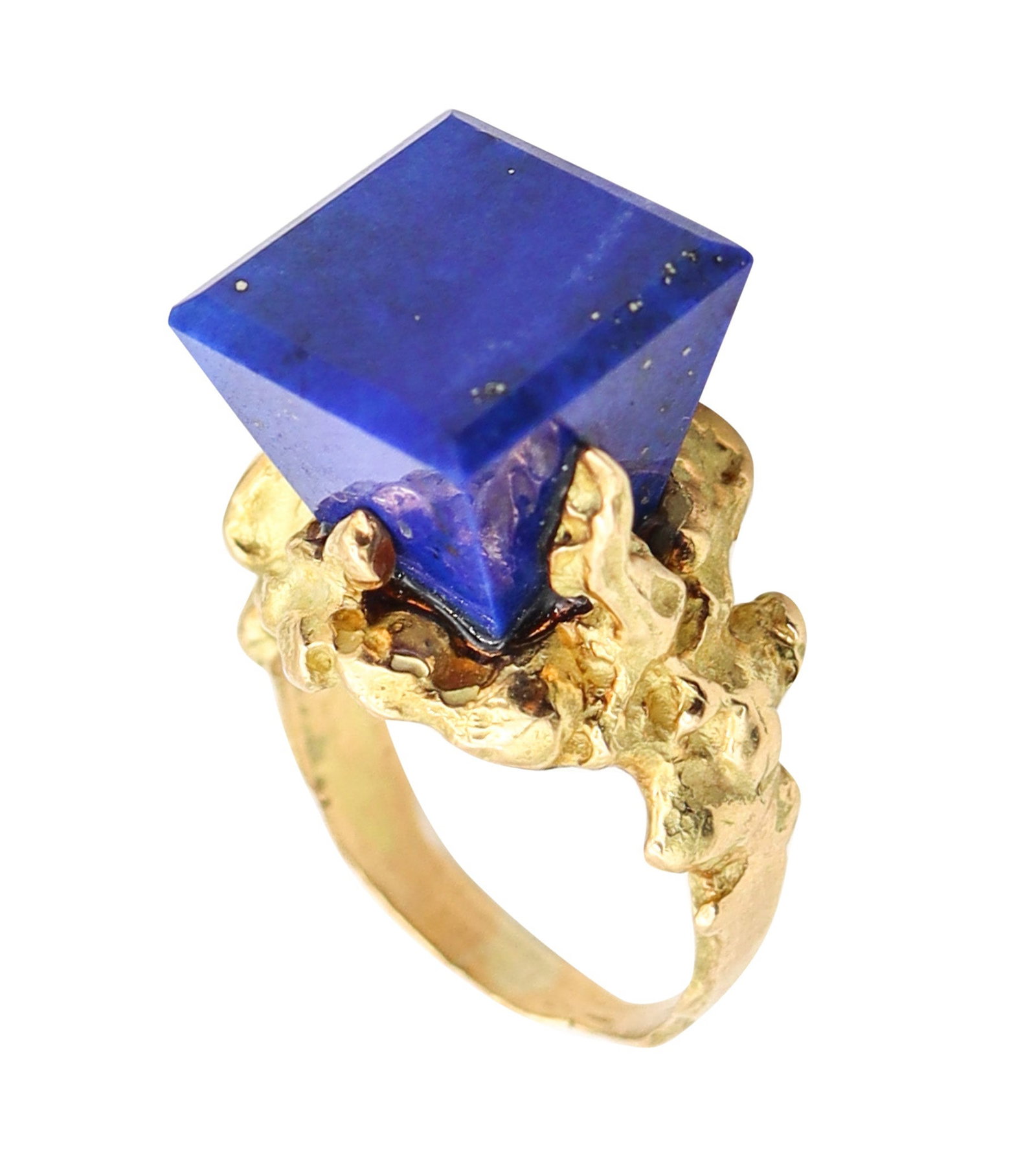 CHAUMET 1970 Modernist Sculptural Ring In 18Kt Yellow Gold With Geometric Lapis: Retro‑Modernist Chaumet ring, Paris, circa 1970, reflecting the bold modernist experimentation of the late 1960s–early 1970s. Crafted as a sleek architectural design and set with a fancy f