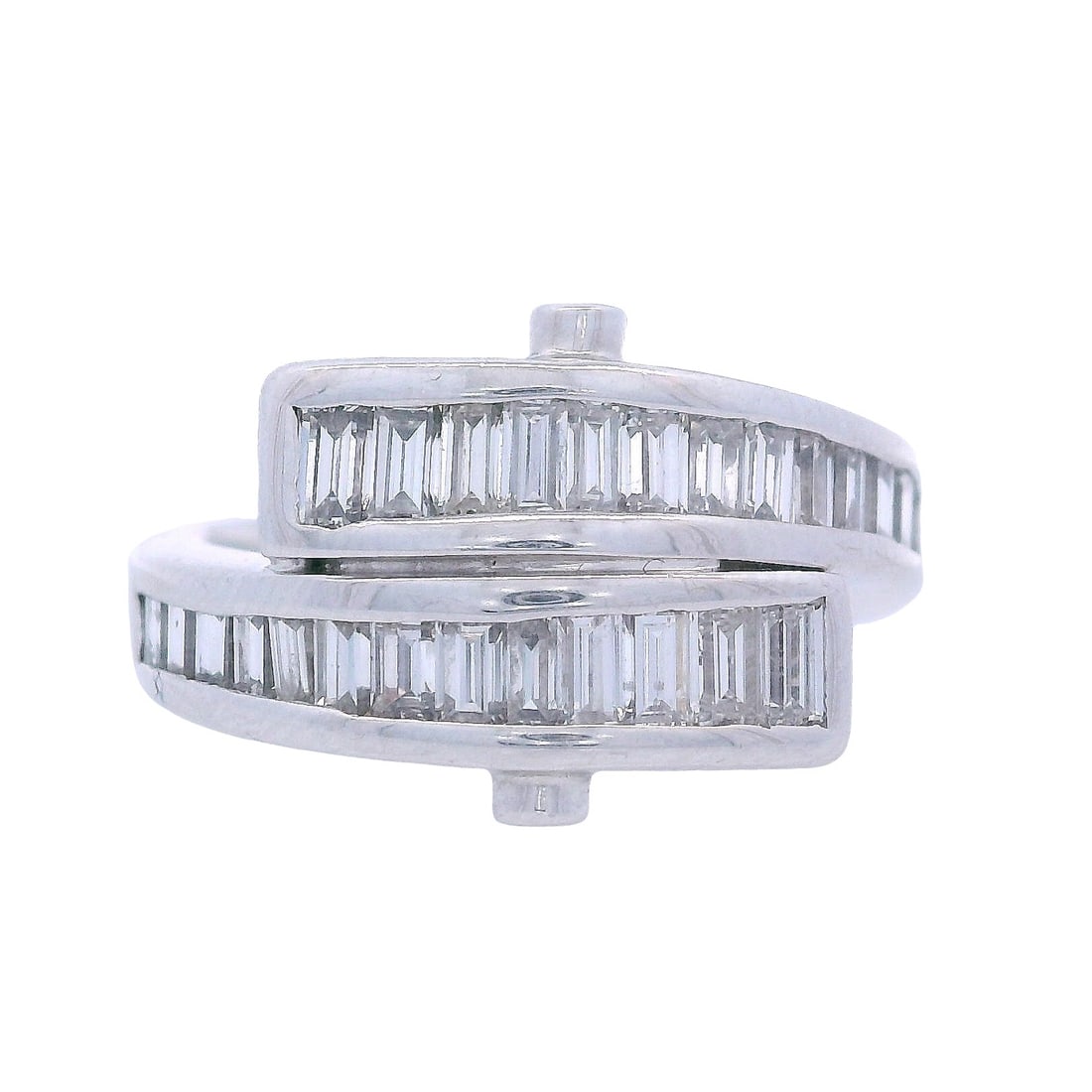 14kt white Gold Ring with 1.25 Cts in Diamonds: Nice looking Ring crafted in 14kt white Gold Accented with calibrated baguette cut Diamonds and two Round cut Diamonds weighing together Approx. 1.25 carats. H color, VS2 clarity. Ring size: 5.7 grams