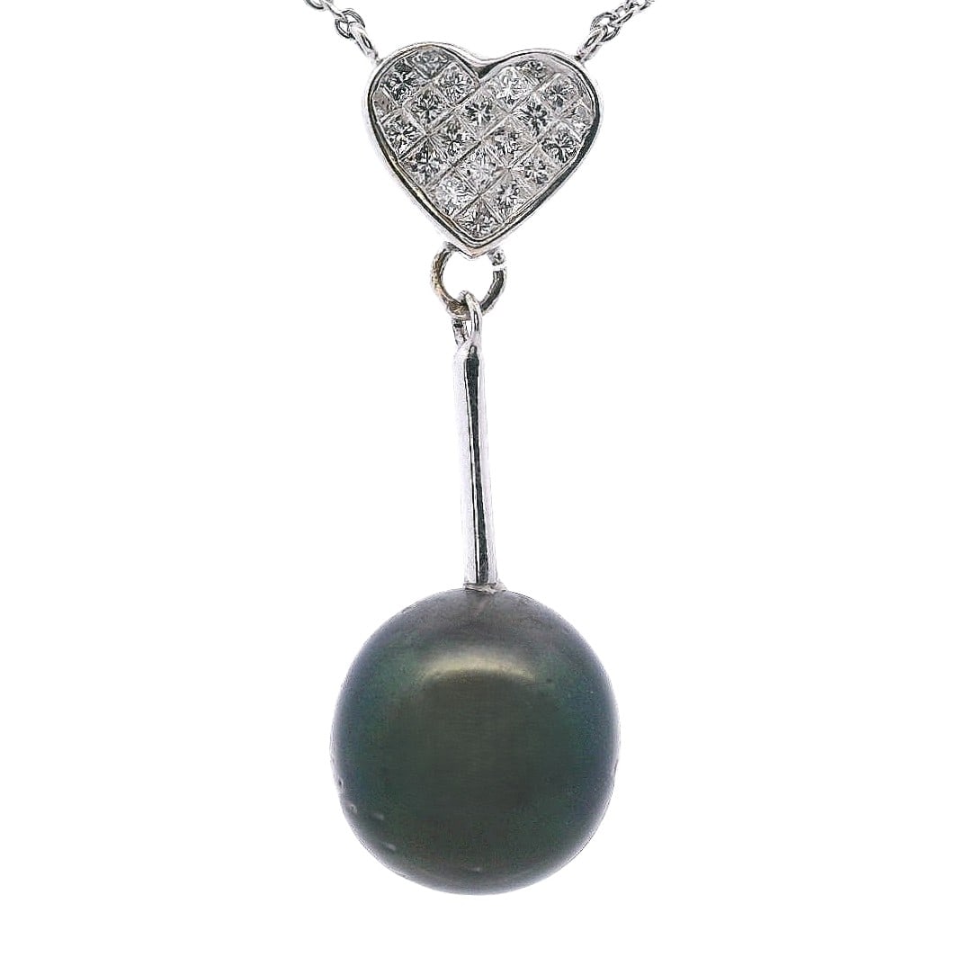 18kt white Gold Necklace with Tahitian Pearl & Diamonds: 18kt white Gold Necklace featuring a bottom Tahitian Pearl of 8.0 mm diameter. Accenter with a invisible set of Square cut Diamonds weighing together Approx. 0.70 carats. H-I color, VS2 clarity. Penda