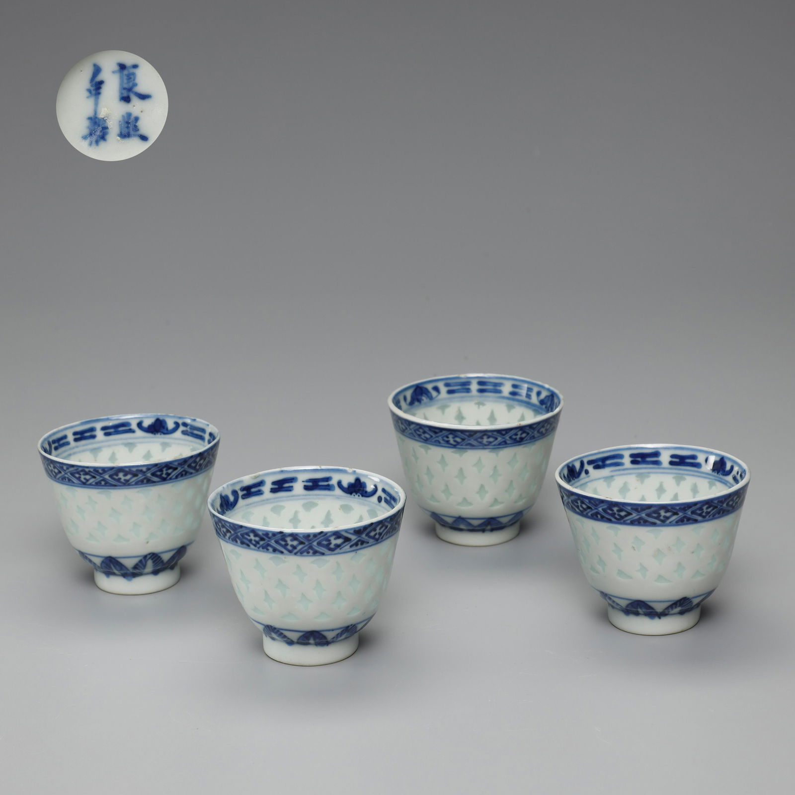 A set of blue and white exquisite cups: Height:5.5cm D:6.5cm