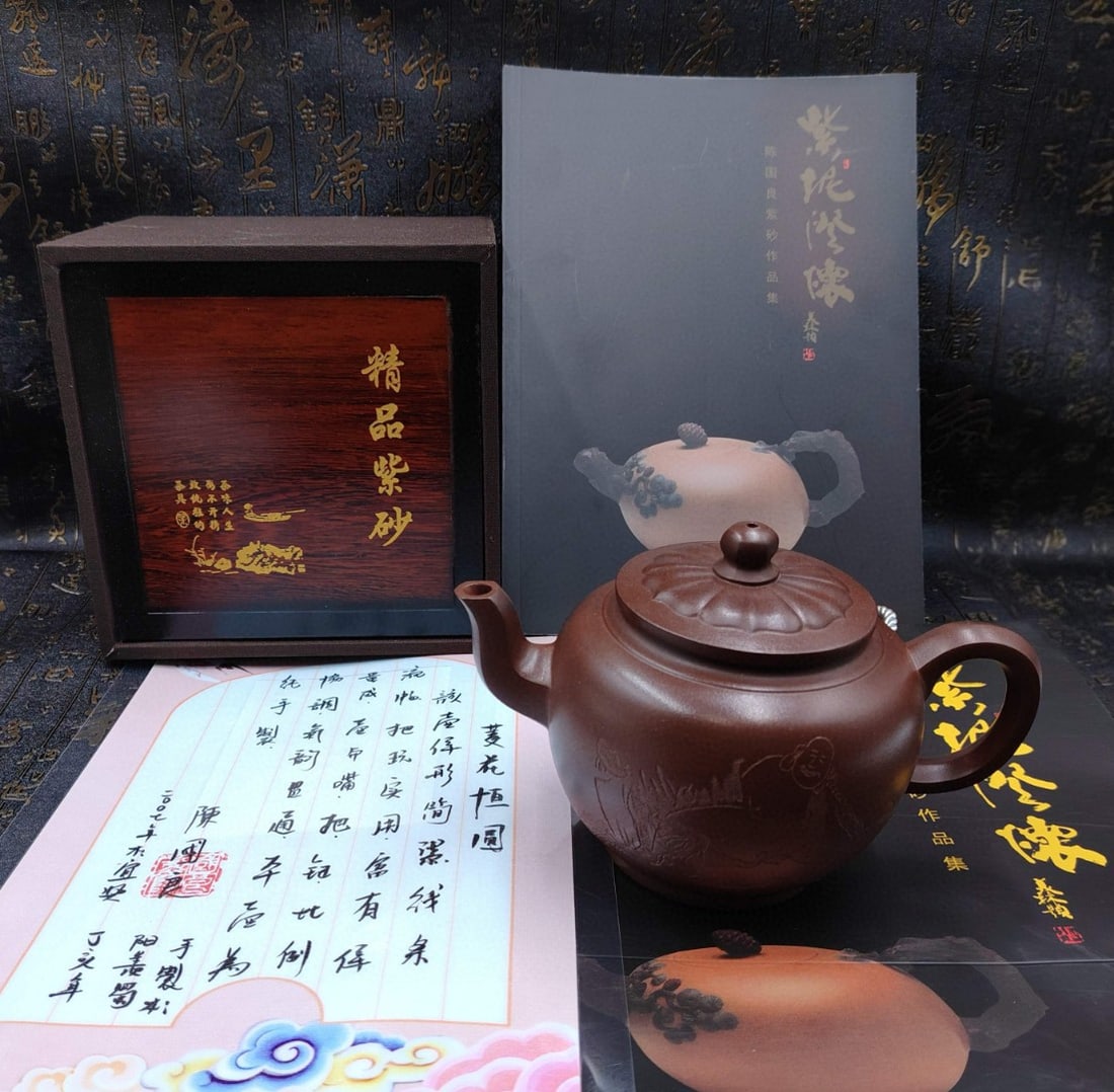 Linghua Hengyuan Teapot: Product Name: Linghua Hengyuan Teapot (Lower Style) Brand: Chen Guoliang Size: 19 x 3 cm Capacity: 400cc Clay: Original Ore Bottom Groove Clear Clay Provenance:from the collection of George Stopher,