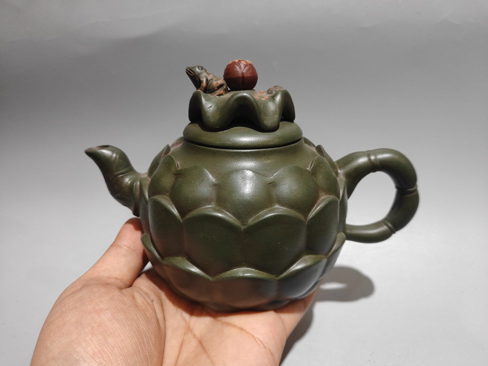 Frog Lotus Leaf Pot: Product Name: Frog and Lotus Leaf Teapot (Low Style) Dimensions: 17 x 11 cm Capacity: 360cc Clay: Republic of China Green Clay Provenance:from the collection of George Stopher, Kent, purchased from