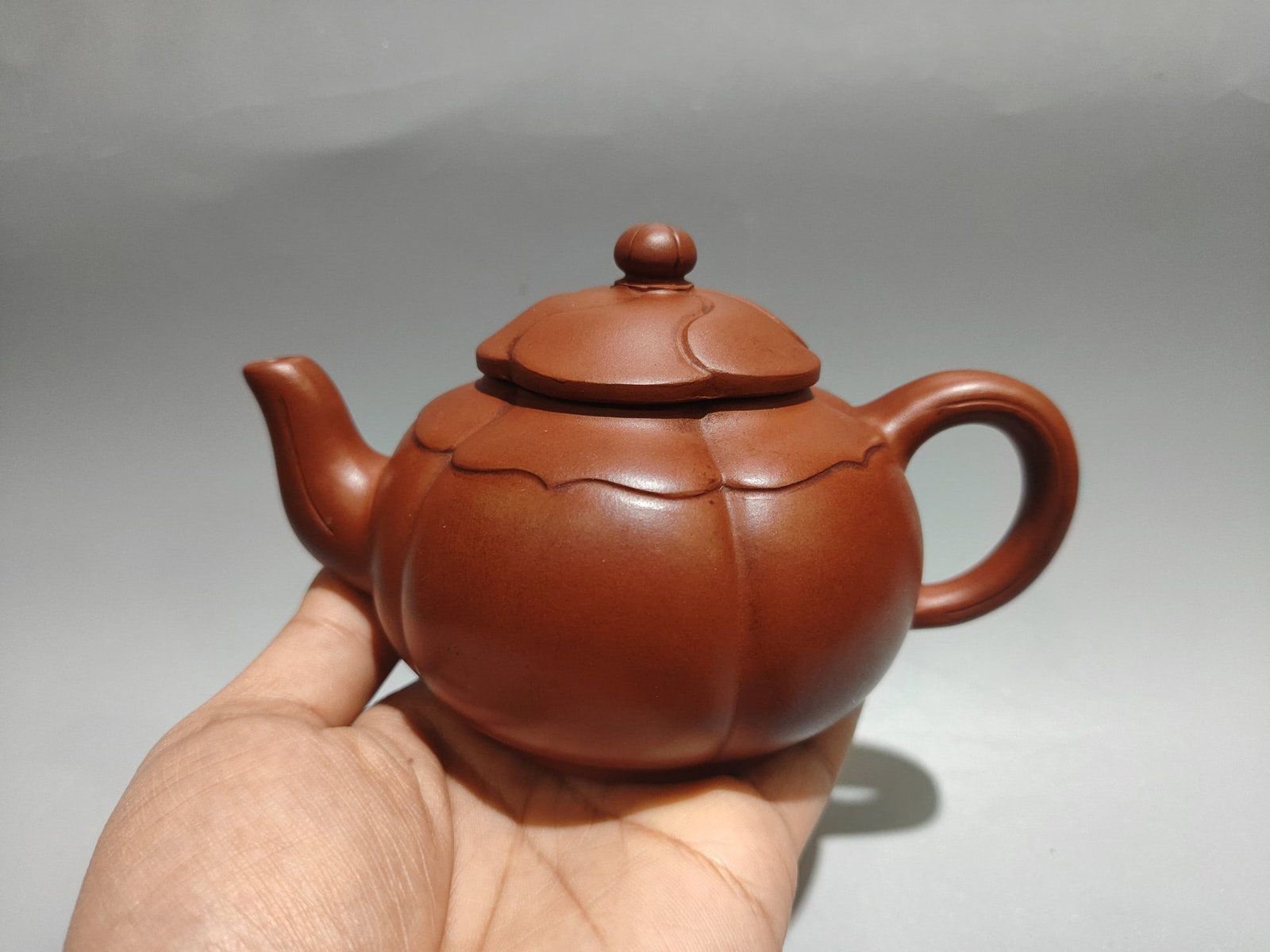 Ribbed Teapot: Product Name: Ribbed Teapot; Bottom Mark: Jin Ding Trademark; Size: 15 x 9 cm; Capacity: 280 cc; Clay: Original Jiangpo Clay Provenance:from the collection of George Stopher, Kent, purchased from P&M 