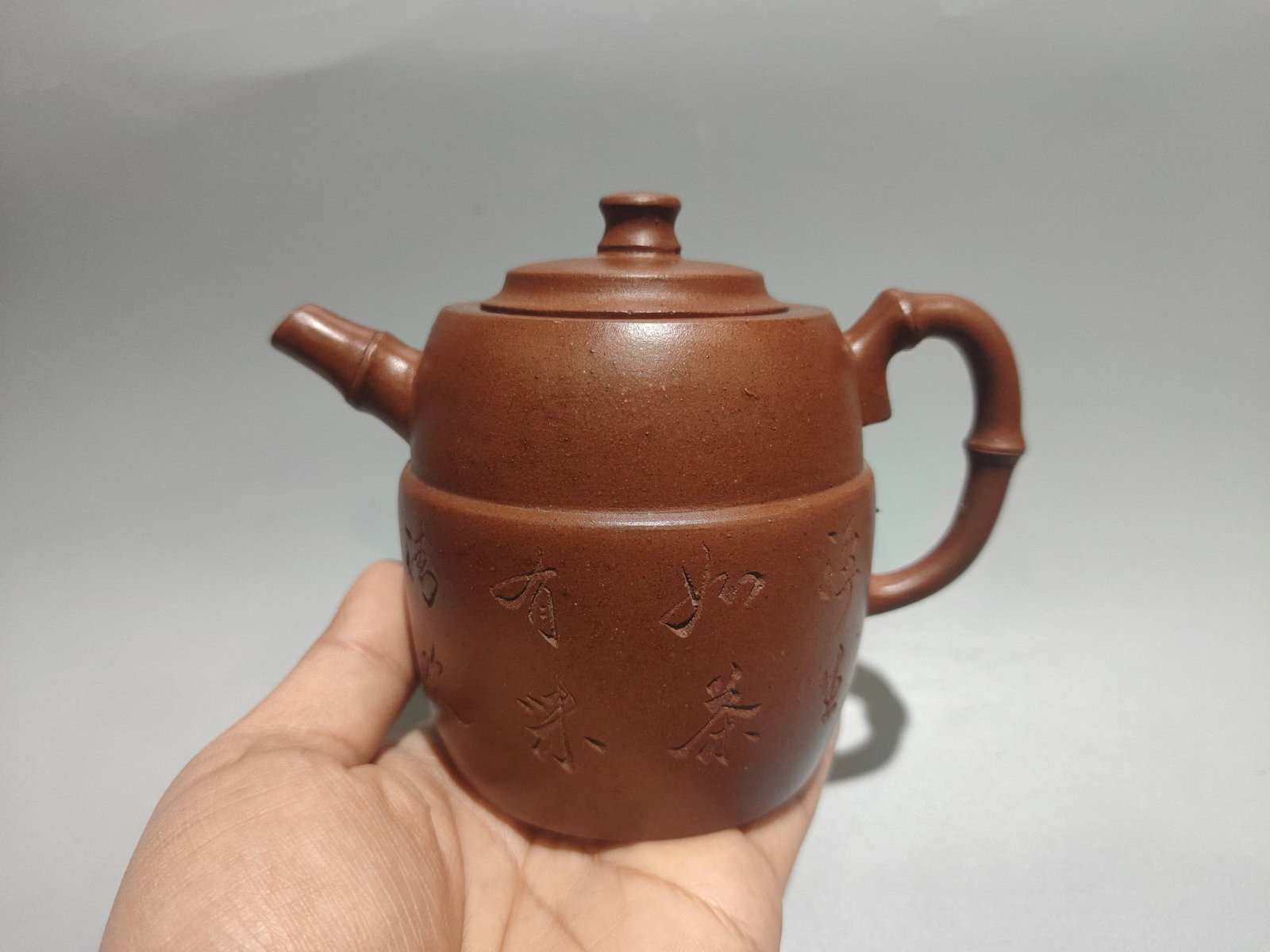 Bamboo-shaped inscribed teapot: Product Name: Bamboo Joint Engraved Teapot; Bottom Mark: Zhu Shimei; Size: 14 x 11 cm; Capacity: 280cc; Clay: Original Jiangpo Clay Provenance:from the collection of George Stopher, Kent, purchased fr