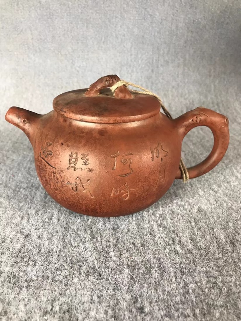 Jiang Rong makes purple clay teapots: This Zisha teapot, made by Jiang Rong, features a unique shape, exquisite appearance, fine workmanship, delicate clay, lustrous color, smooth feel, and a natural, rich patina. It is purely handmade