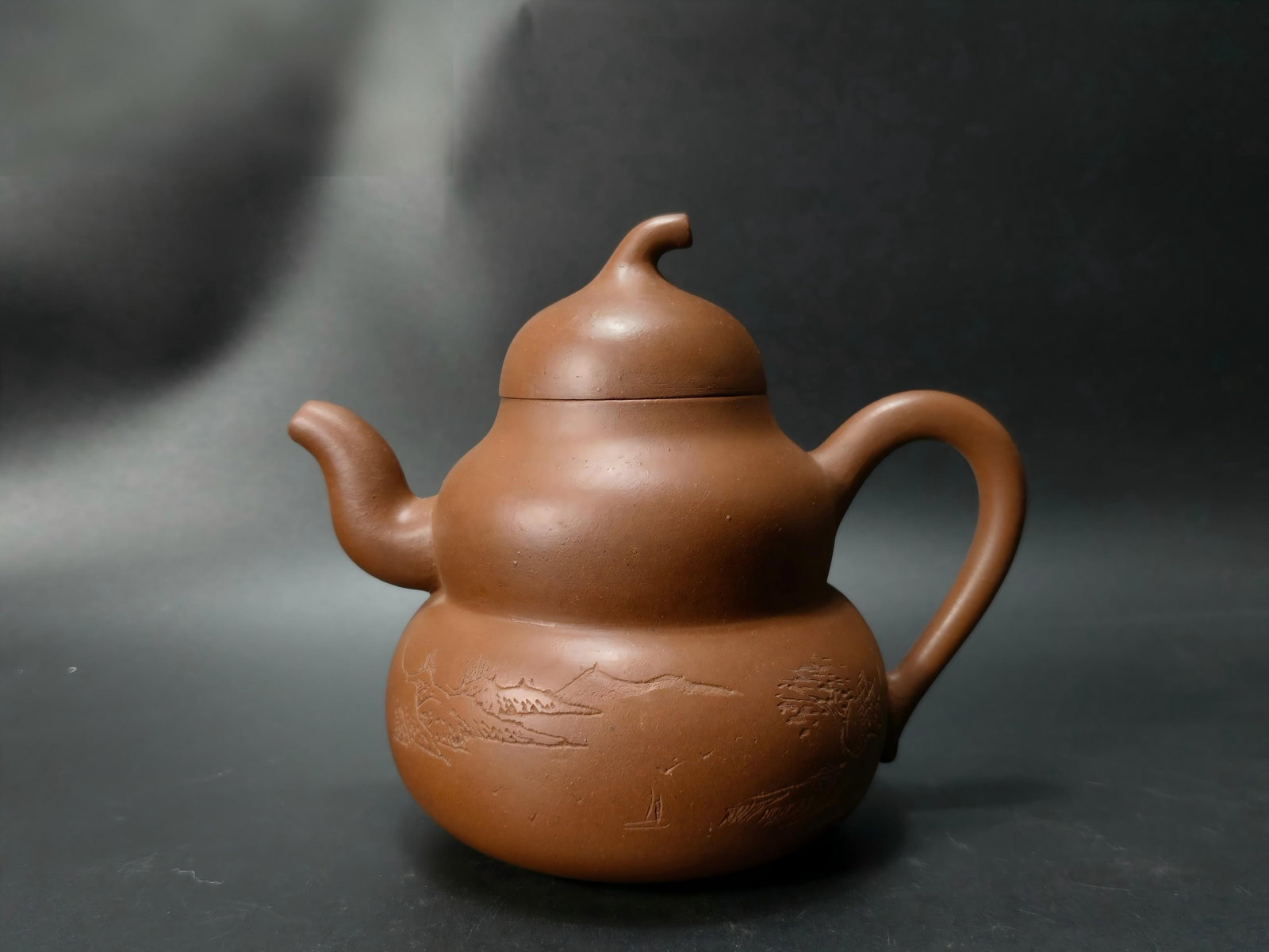 Formerly owned by Shao Daheng, gourd-shaped purple clay teapot: This gourd-shaped Zisha teapot, formerly in the collection of Shao Daheng, is made of original Zisha clay. Its shape resembles a gourd, tapering at the top and fuller at the bottom, with smooth,