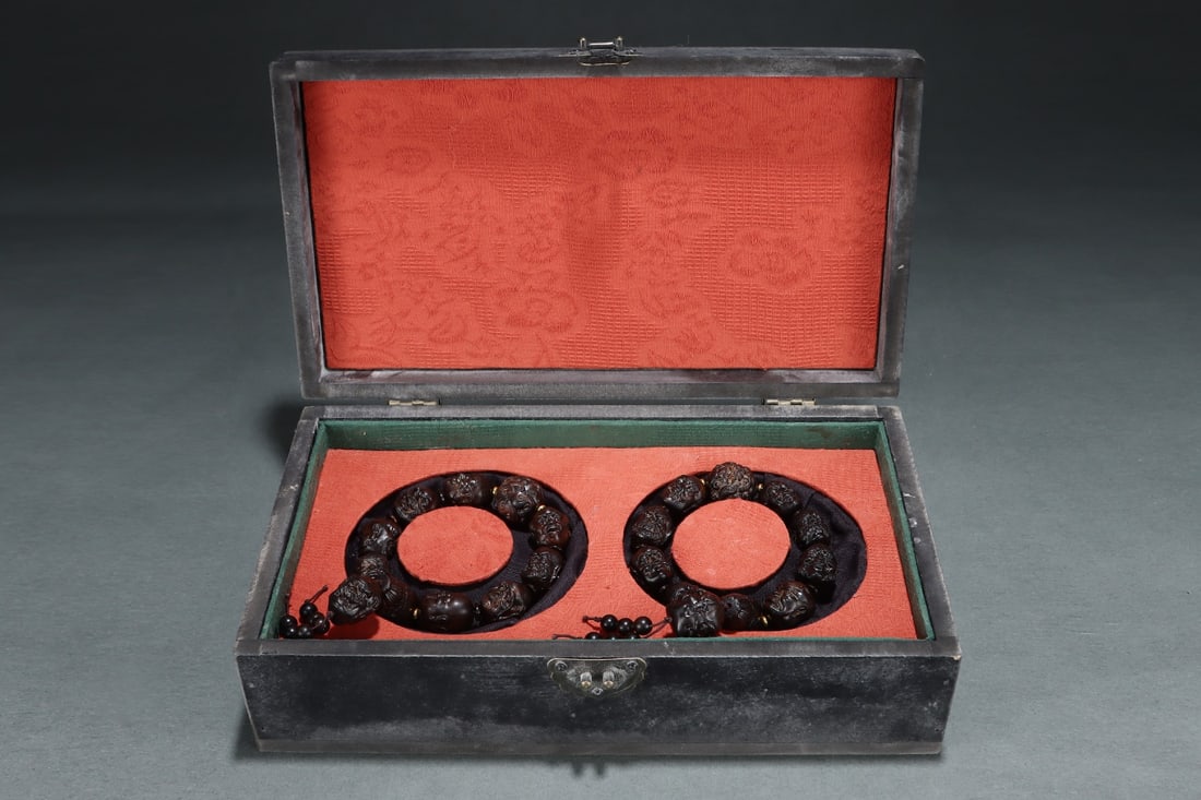 Agarwood bracelet with eighteen arhats from the imperial collection (1 of 9)