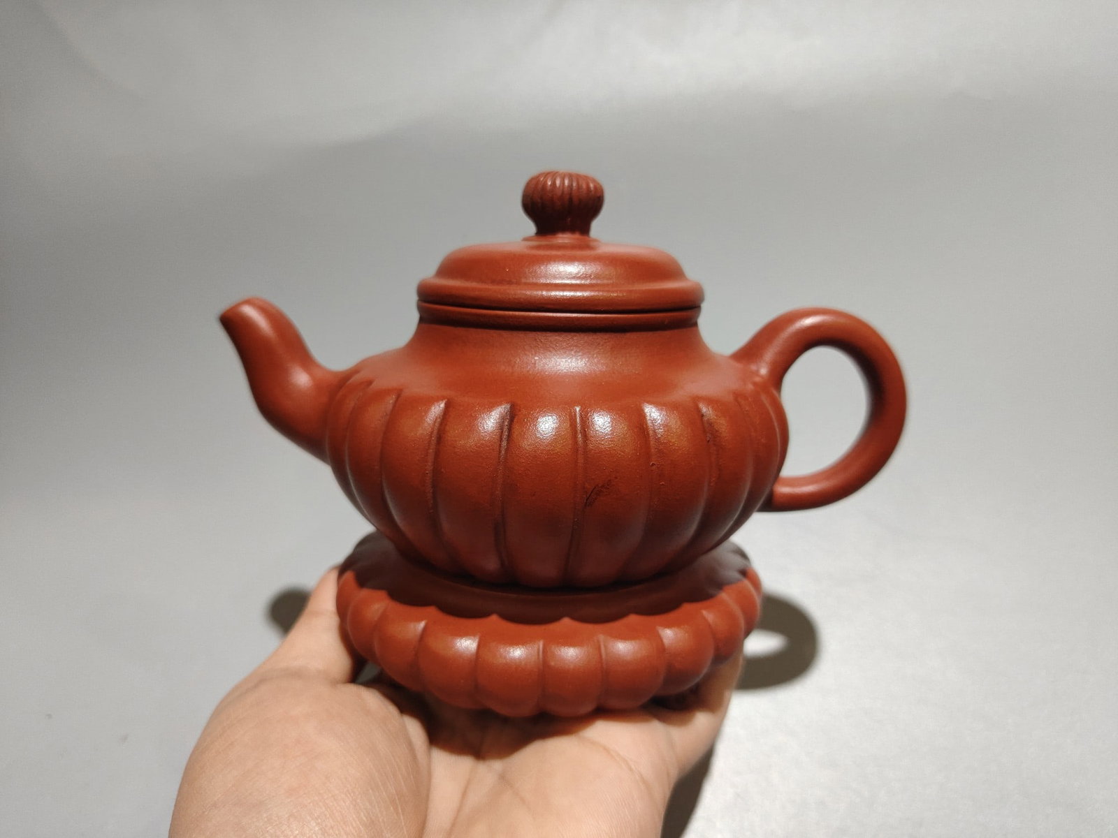 Ribbed Tray Pot: Product Name: Ribbed Tray Teapot (Low Style) Brand: Gu Jingzhou Size: 17 x 13 cm Capacity: 320cc Clay: Original Red Clay Provenance:from the collection of George Stopher, Kent, purchased from P&M Wald